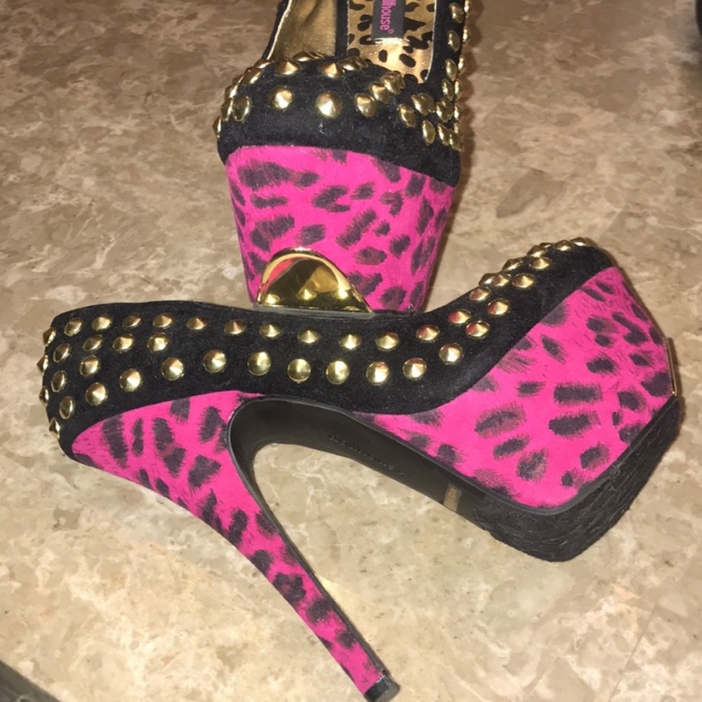 Platform studded pumps